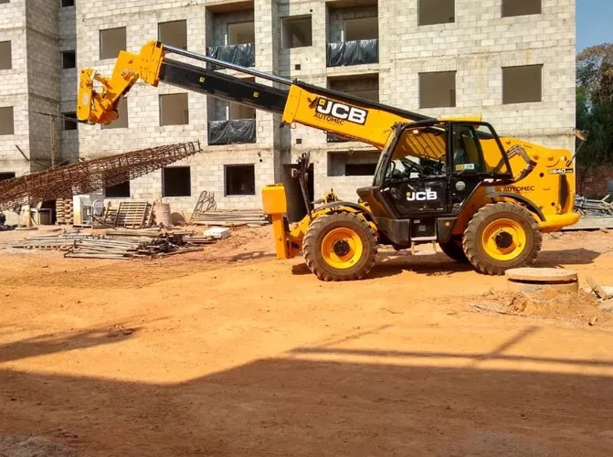 Manipulador telescópico JCB 540 em canteiro de obras — locação Big Lift Rental Curitiba