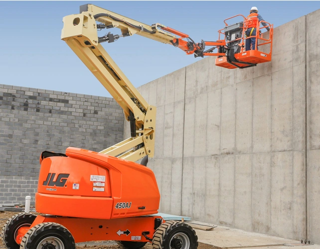 Plataforma articulada diesel JLG 450AJ em operação — locação em Curitiba